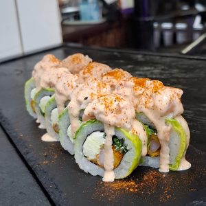 B-80). Duo nikkei rolls (env. En palta cubierto de tartar de salmón y camarón bañado en S. Acevichada y toques de chichimi )