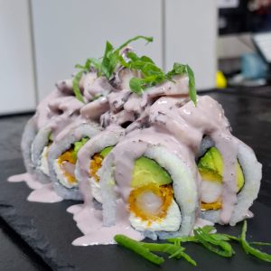 B-82). Olivo nikkei rolls (cubierto de tartar de pulpo al olivo y toques de cebollin )