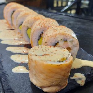 B-79). Acevichado sake (env. en salmon flameado bañado en salsa acevichada y toques de chichimi)